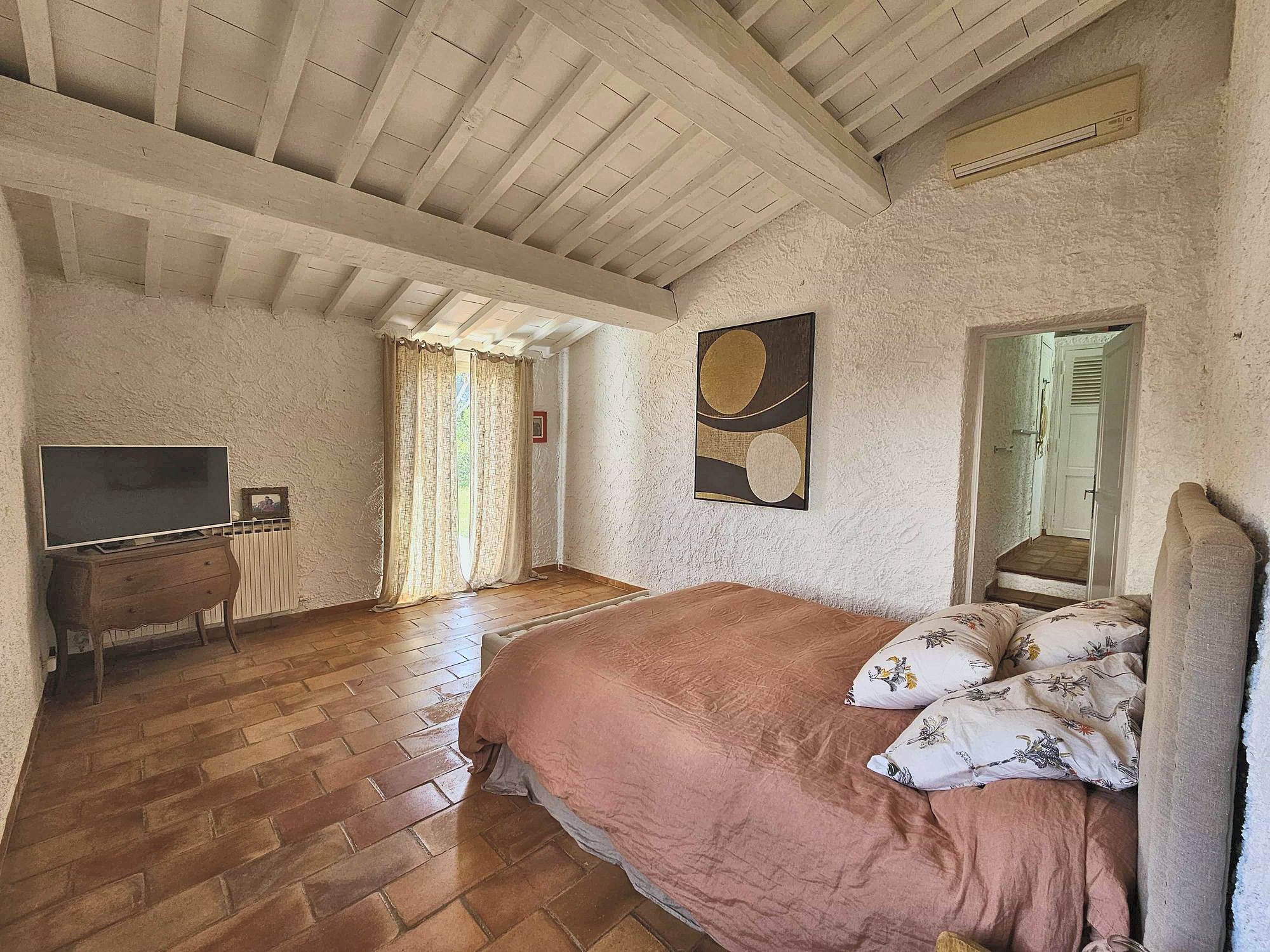 Chambre aux poutres blanchies