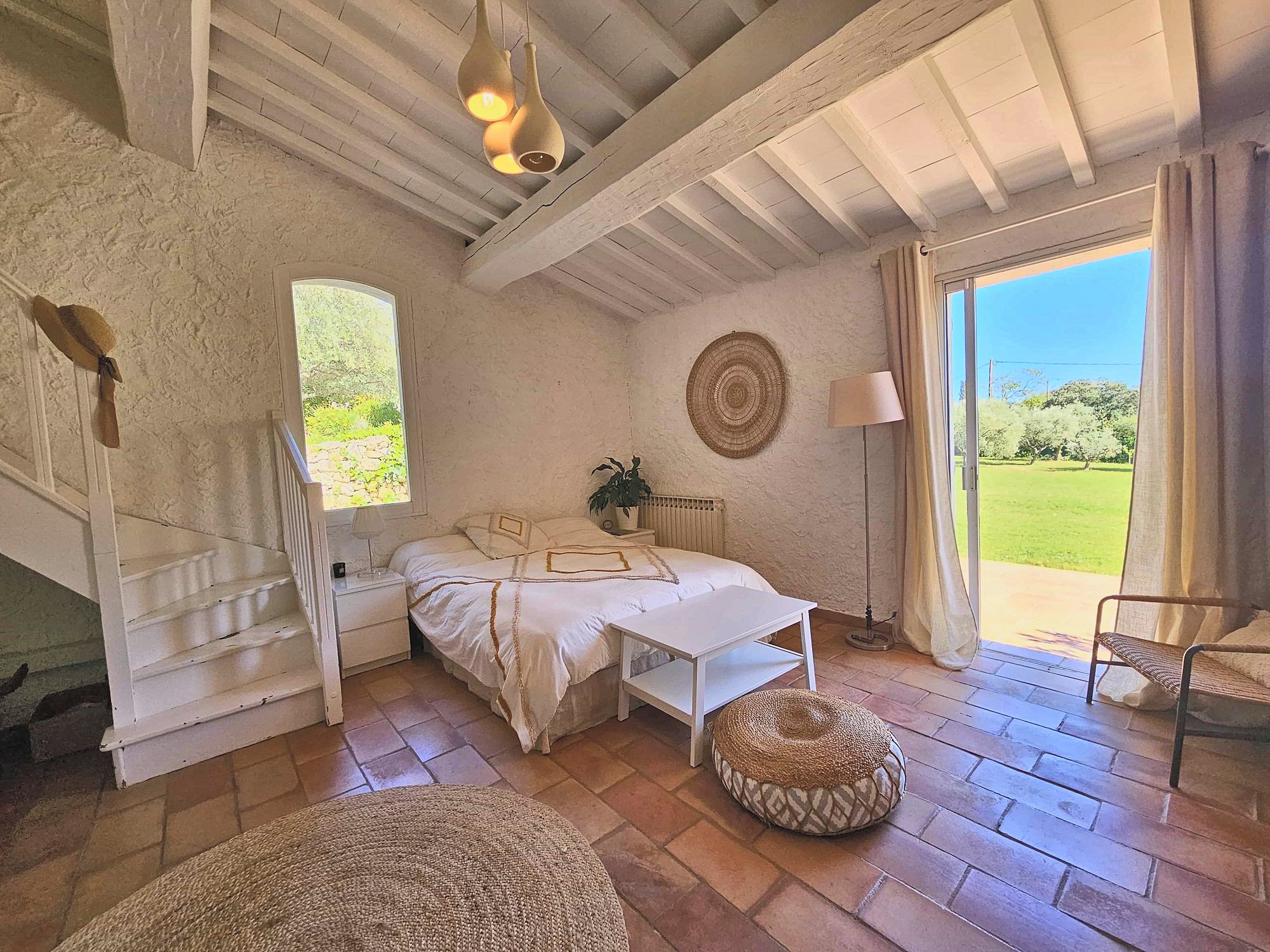 Chambre ouverte de plain-pied sur la pelouse