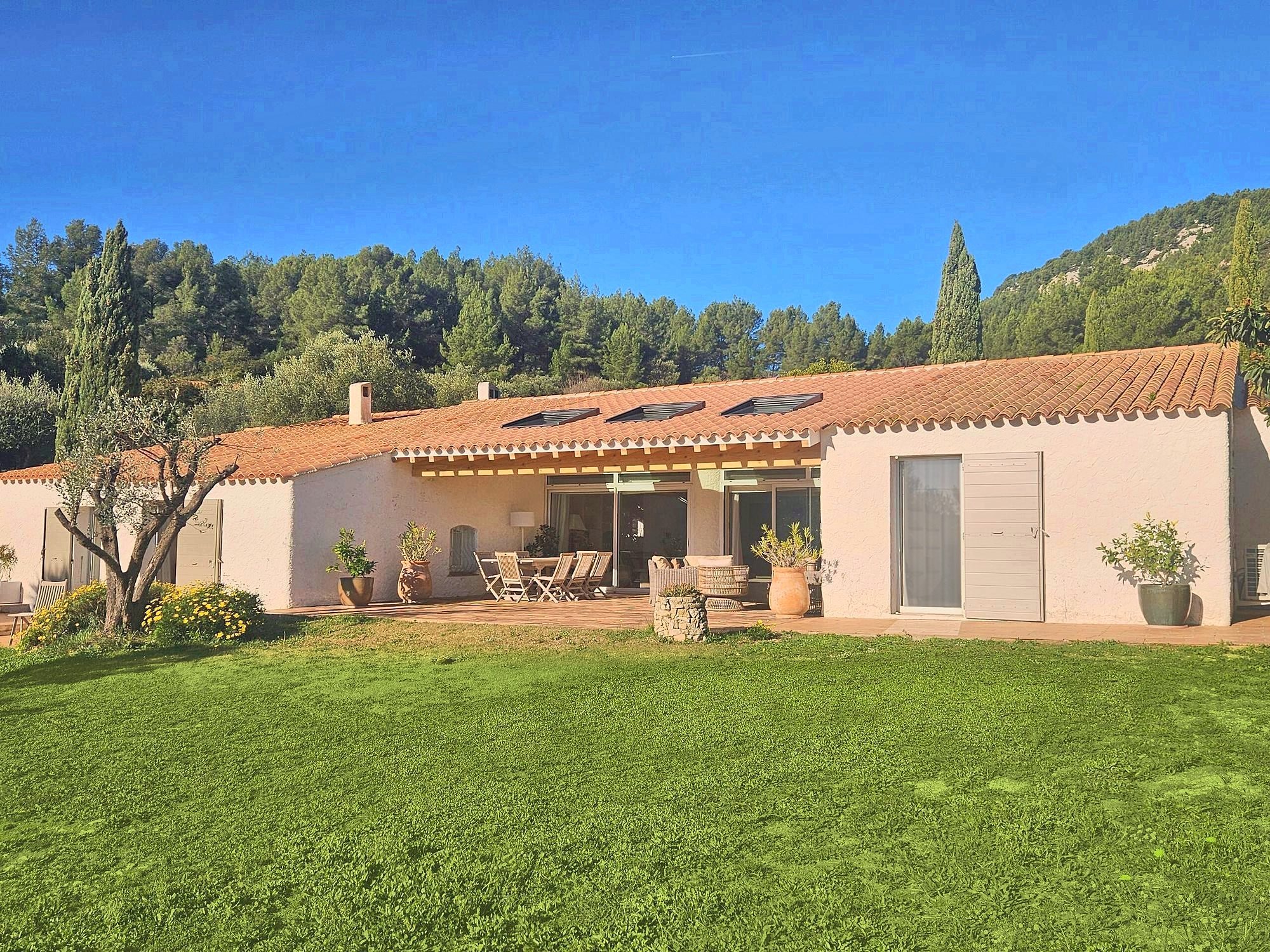 La Sun Villa, sa terrasse couverte et les collines boisées