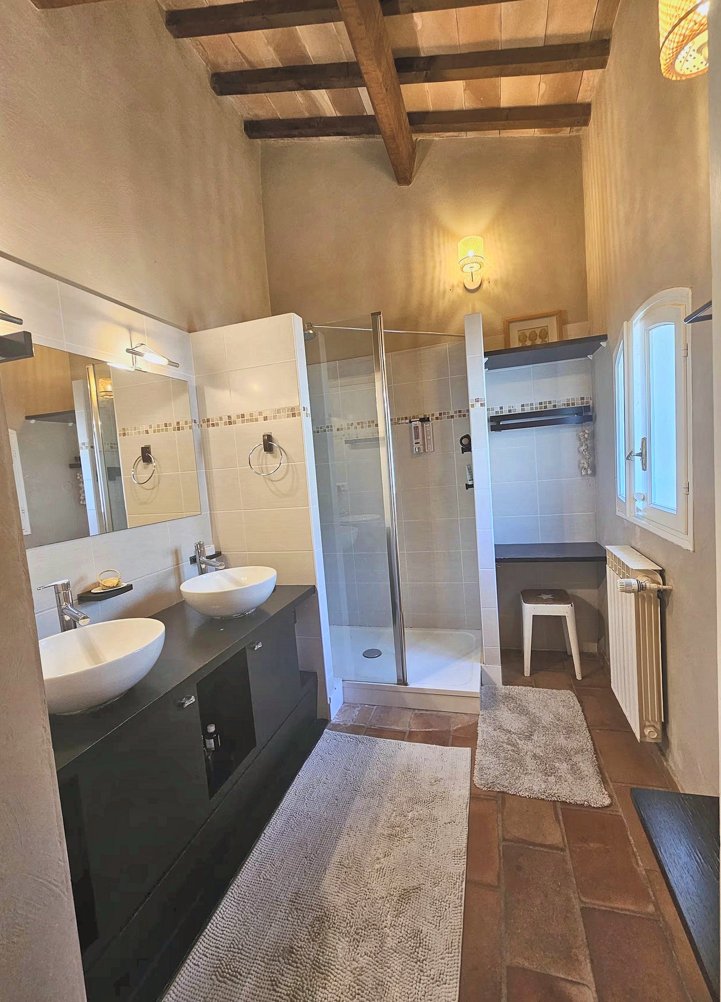 La salle de bain, double vasque et douche
