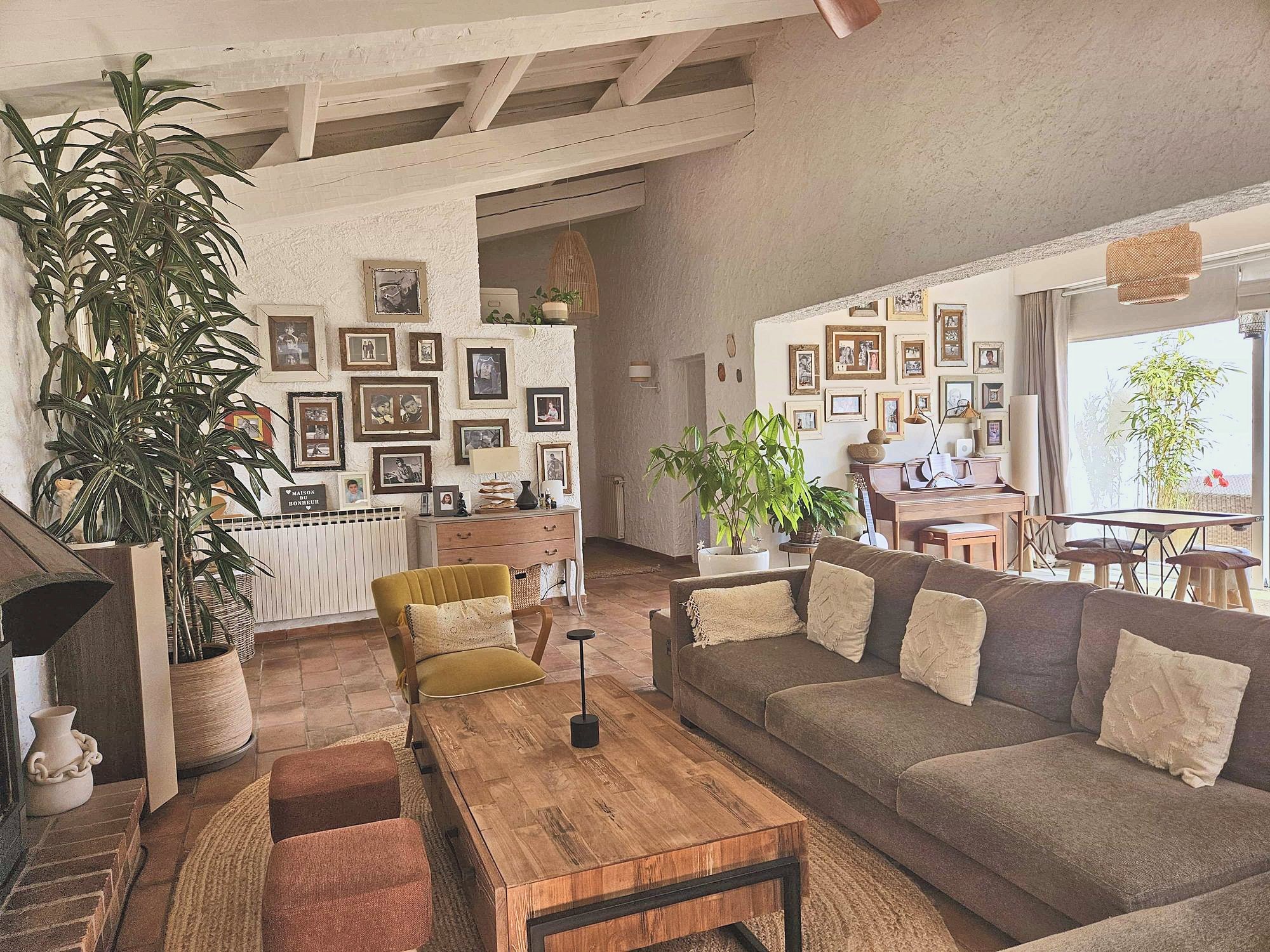 Le salon, sa cheminée et le piano