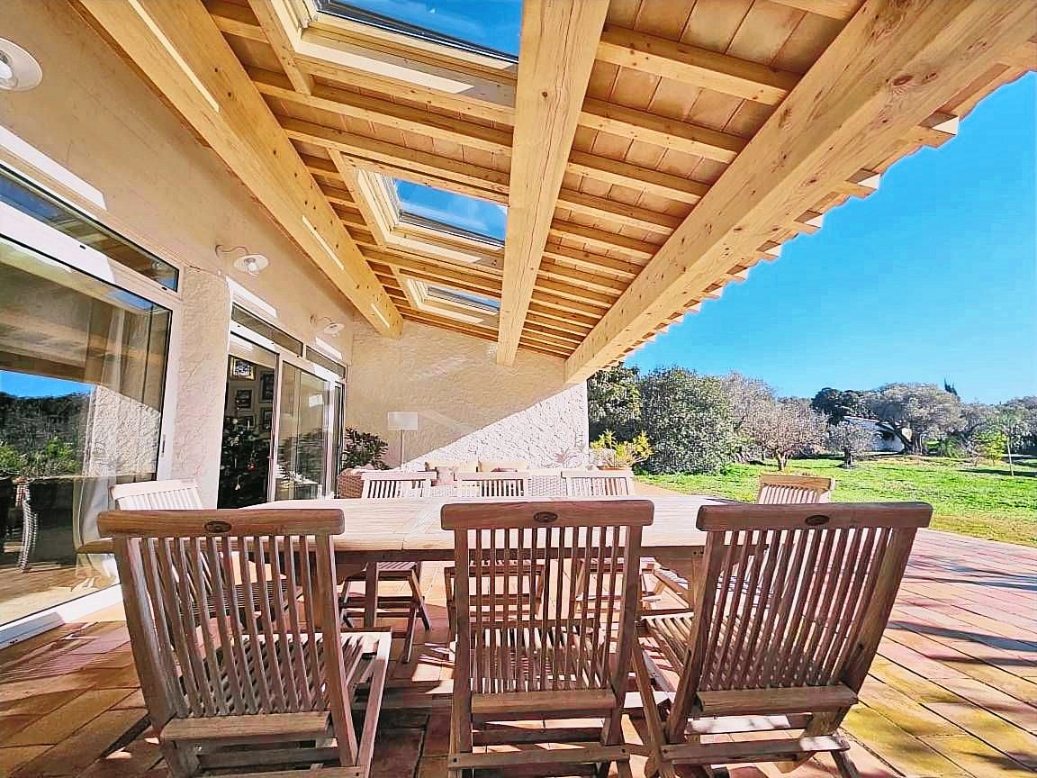 La terrasse sud, sa charpente et sa table en teck