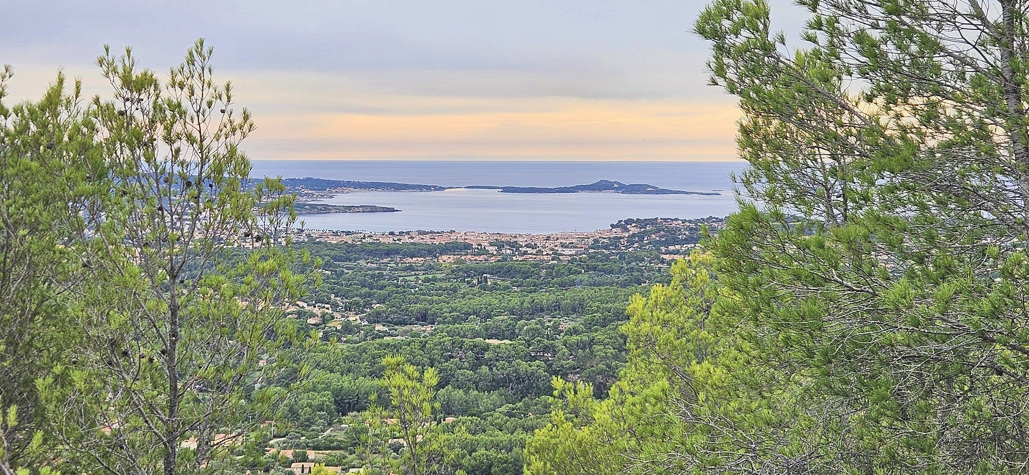 La baie de Sanary vue depuis les collines